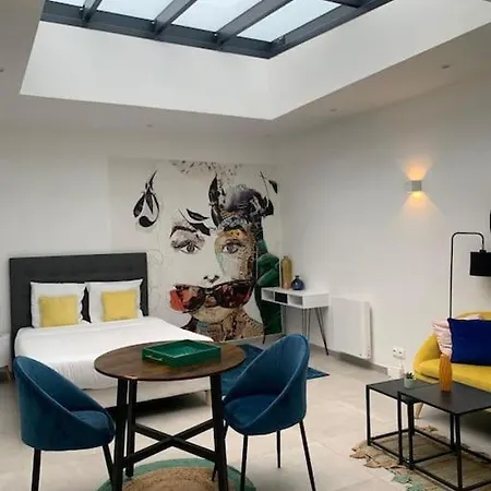 Apartment Colorful Art Vibest Skylit, Large Rennovated Studi