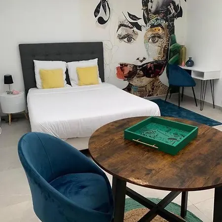 Colorful Art Vibest Skylit, Large Rennovated Studi Apartment *